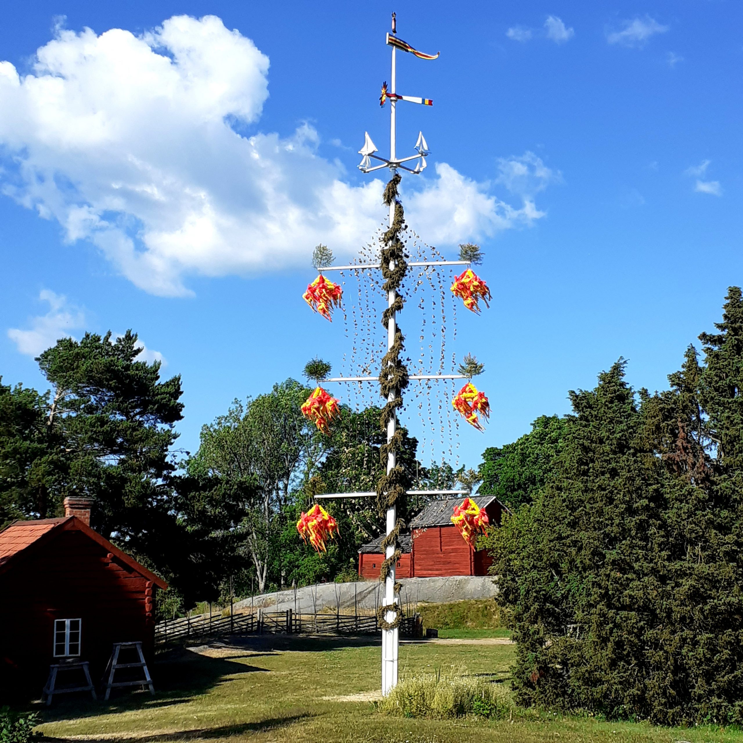 Byns midsommarstång.