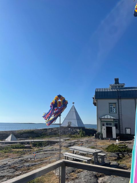 Vy över båken med havet i bakgrunden.