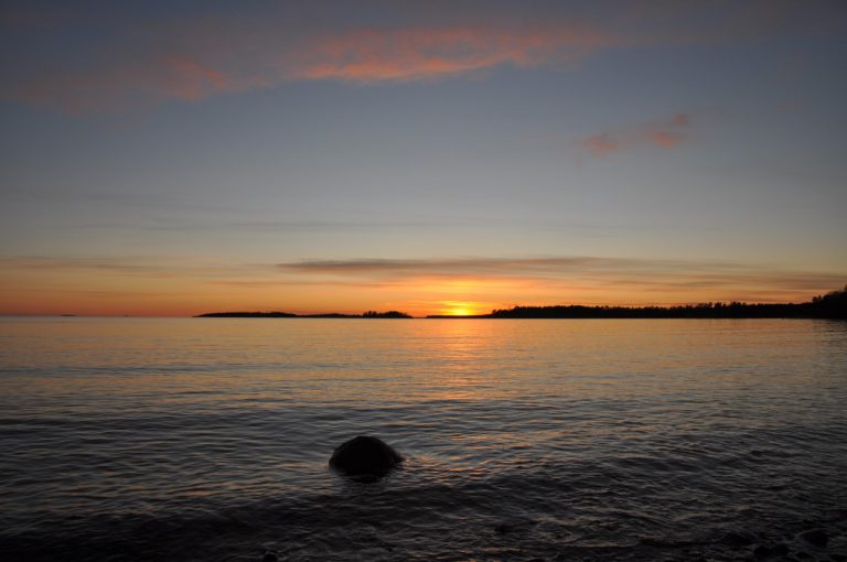 Solnedgång vid havet.