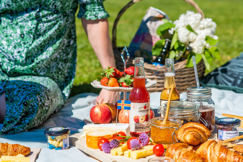 Picknick i gröngräset.